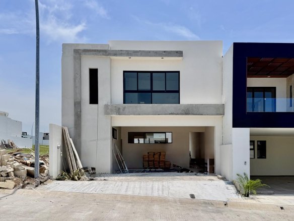 Casa Nueva en Venta Punto Lomas