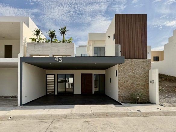 Casa Nueva en Venta Punto Lomas